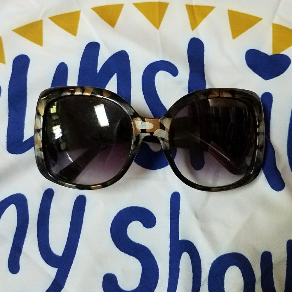 SUNGLASSES!! BEAUTIFUL detail!🌹